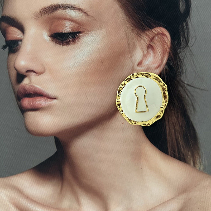 여성을위한 과장된 검은 에나멜 합금 라운드 스터드 귀걸 - Vintage Collectible Accessories 리뷰 및 가격